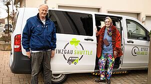 Premierenfahrt des Linzgau-Shuttles in Heiligenberg: Reinhard Nedela hat Edith Lang aus Frickingen zu einer Therapiepraxis chauffiert.