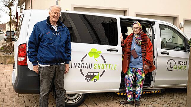 Premierenfahrt des Linzgau-Shuttles in Heiligenberg: Reinhard Nedela hat Edith Lang aus Frickingen zu einer Therapiepraxis chauffiert.