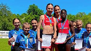 Landesmeisterinnen: Lina Schitz, Sara Polito und Sara Pilz (Mitte, von links) von der LG Hohenfels gewannen bei der U20-Jugend den ...