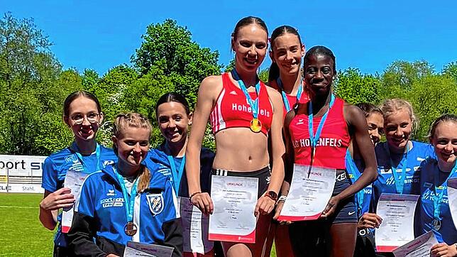 Landesmeisterinnen: Lina Schitz, Sara Polito und Sara Pilz (Mitte, von links) von der LG Hohenfels gewannen bei der U20-Jugend den ...