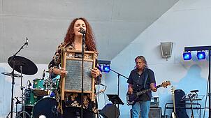 Alemannen-Rock trifft schwäbischen Folk: Open-Air-Konzert „Dialäkt sounds good“ im Schlosspark Bad Säckingen. Im Bild: ...