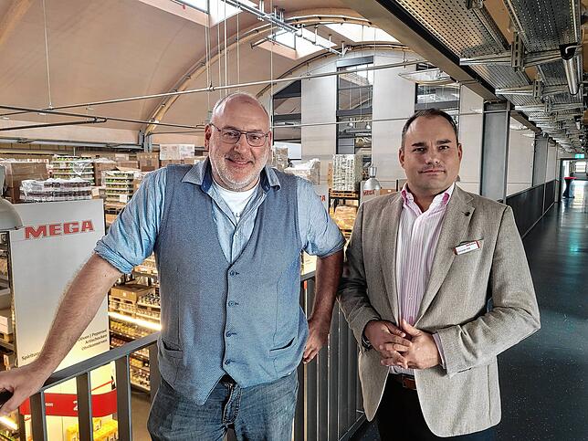 Regionalleiter Uwe Heizmann (links) und Geschäftsführer Christian Süß gewähren einen Blick hinter die Kulissen des Mega-Marktes in Stockach.