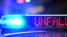Auf einem Polizeifahrzeug warnt eine Leuchtschrift vor einem Unfall. (Symbolbild)