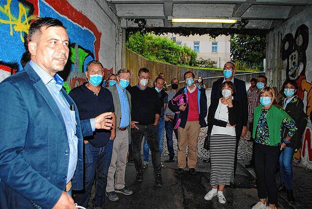 DB Netze-Projektleiter Ronald Heil (links), informiert im September 2021 den Gemeinderat Waldshut-Tiengen über die geplanten ...