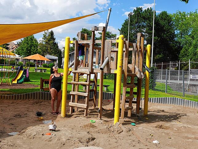 Für kleinere Kinder gibt es neben einem Planschbecken und einem großen Matschplatz auch einen Spielplatz.
