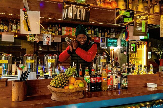 Abubakani Mavua mixt an seinem Cocktail-Stand leckere Mixgetränke aller Art.