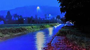Weitere Straßen in Küssaberg, wie hier die Zufahrt zum Feuerwehrgerätehaus in Rheinheim, werden mit LED-Lampen ausgestattet. Archivfoto: ...