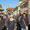 Der Bummel durch die Marktstände tut besonders gut wenn man dabei noch die Sonne genießen kann. Der Hüfinger Kloosemärt ist gut besucht ...