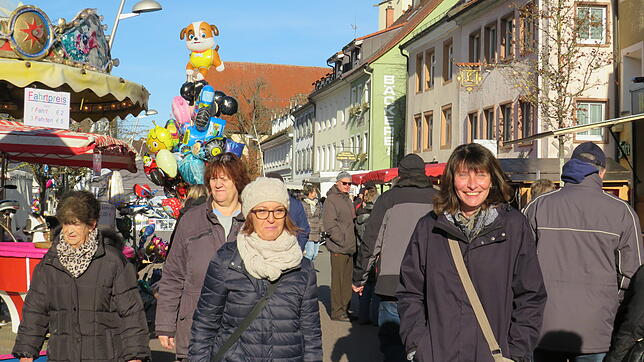 Der Bummel durch die Marktstände tut besonders gut wenn man dabei noch die Sonne genießen kann. Der Hüfinger Kloosemärt ist gut besucht ...