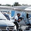 Kein Blick von Lewis Hamilton zu der Handvoll Fans, die am Privtajet auf ihn warten. Mit Mundschutz eilt der Formel 1-Star zurück in den ...