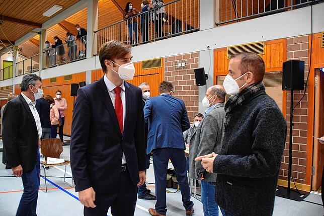 Landrat Zeno Danner und Stefan Keil plaudern noch kurz.