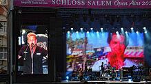 Ryan Tedder von OneRepublic singt auf der Bühne im Salemer Schlossgarten. Das Konzert ist restlos ausverkauft.