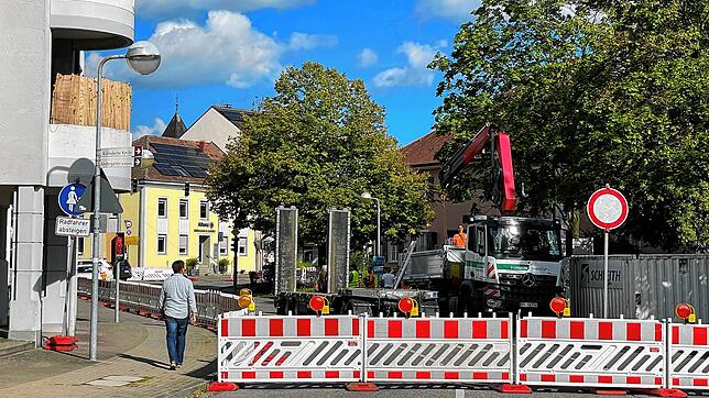 Mitten im Dorf ist in Gottmadingen für Autofahrer kein Durchkommen mehr. Die Sanierung der B34 erfordert vor dem alten Rathaus im ersten ...