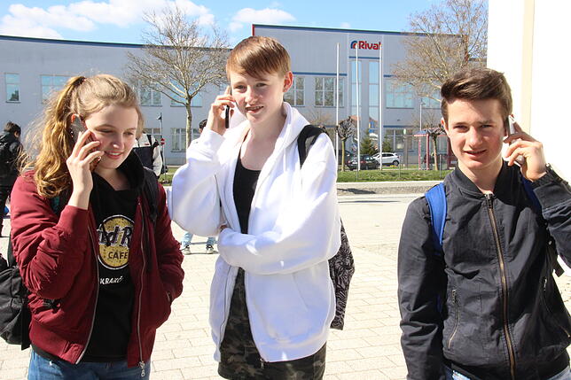 Selina Euschen, Lillith Dickgießer und Finn Trinkner (von links) greifen zum Handy und versuchen nach der Schule vom Stockacher Bahnhof ...