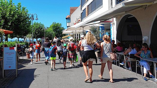 Auf den ersten Blick ist an vielen Orten in Friedrichshafen wie hier an der Seestraße alles wie in jedem Sommer.