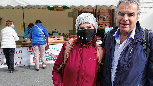 Tragen in der Regel beider Masken und halten dies für sinnvoll, mussten sich aber aggressiv zurechtweisen lassen: Marina und Reinhold ...
