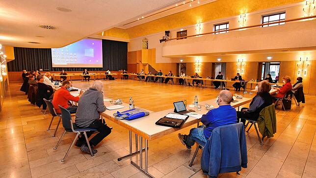 Hüfinger Gemeinderatsitzung in der Festhalle &bdquo;3-Millionen-Finanzverlust&ldquo;