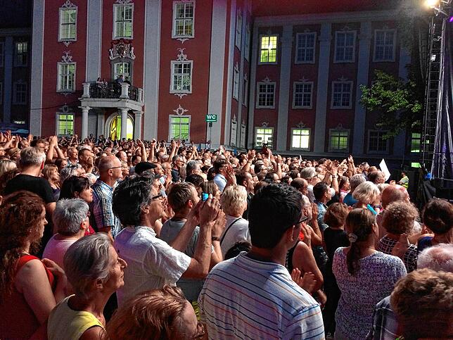 Ein solches Open-Air-Feeling wie hier im Jahr 2017 beim Auftritt von Tom Jones wird es 2022 wieder in Meersburg geben.
