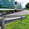 Lastwagen und Autos fahren im Sommer 2021 auf der B 34 aus Tiengen Richtung Waldshut: An der starken Verkehrsbelastung hat sich in ...