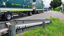 Lastwagen und Autos fahren im Sommer 2021 auf der B 34 aus Tiengen Richtung Waldshut: An der starken Verkehrsbelastung hat sich in ...