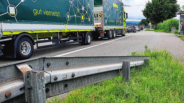 Lastwagen und Autos fahren im Sommer 2021 auf der B 34 aus Tiengen Richtung Waldshut: An der starken Verkehrsbelastung hat sich in ...