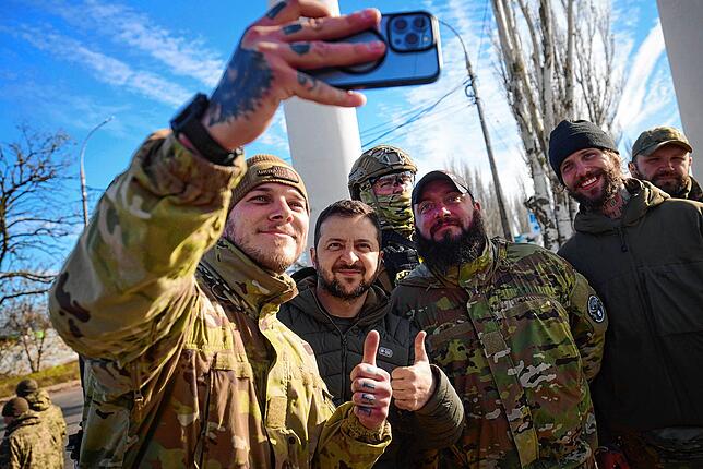 Nach der Niederlage der russischen Streitkräfte in Cherson: Ukrainische Soldaten machen Selfie mit dem ukrainischen Präsidenten ...