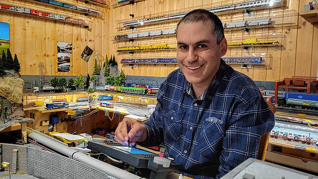 Andreas Allende an der Steuerkonsole seiner Modellbahnanlage. Um den Überblick über die bis zu einem halben Dutzend gleichzeitig ...