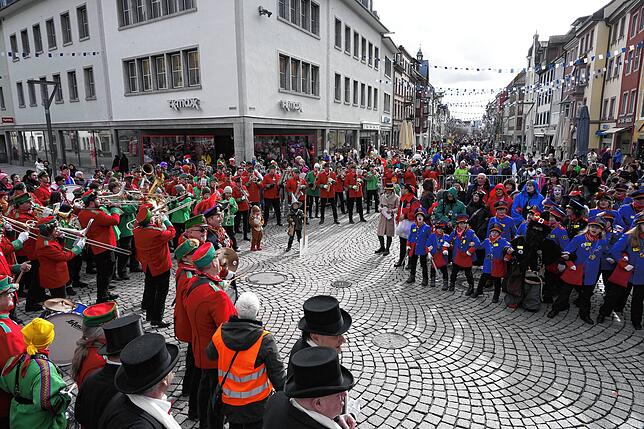 Bild 7: Schlussappell der Katzenmusik am Latschariplatz