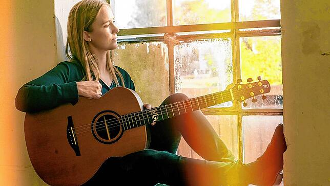Die Solokünstlerin Jule Malischke kommt im Rahmen des Gitraaen-Festivals „Akkorde“ zum Konzert nach Rotzel.