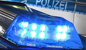 Ein Blaulicht leuchtet auf dem Dach eines Polizeiwagens. Hier ein Symbolbild.