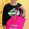 Kathleen Mönicke stellt das neue Konzept der Museums-Rallye mit dem &bdquo;Gugge Däschli&ldquo; vor. Bild: Dorothée Kuhlmann