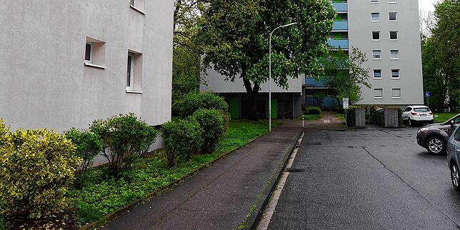 Der Tatort: Auf diesem Gehweg in der Brandenburger Straße prallte der heute 68-Jährige mit dem Kopf auf den Asphalt. Zuvor hatten sich ...