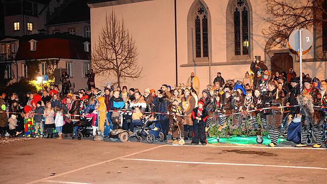 Bild 5: Auf dem Stephansplatz sprühen die Funken &ndash; hier endet die Konstanzer Fasnacht