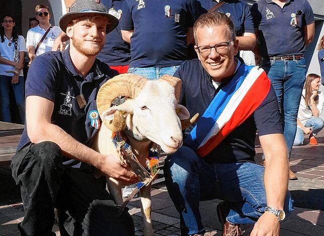 Dreiergespann am 5. August 2023: Der frisch ernannte Bockgötti Andreas Maier (rechts) und der zweite Ladenmeister der Junggesellen ...