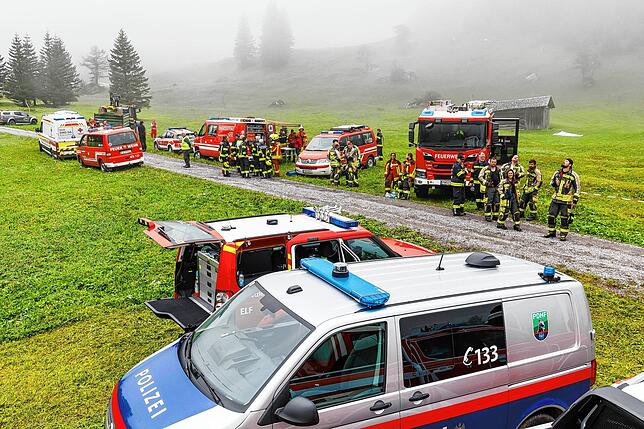 Einsatzkräfte arbeiten am Montag bei der Suchaktion. Die Suche nach dem Unfallopfer wurde durch dichten Nebel erschwert.