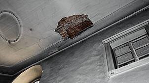Eine Lücke klafft in der Decke des Altarraumes der Mauritiuskirche. Bild: Albert Bantle