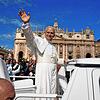 Papst Leo XIV. fährt vor der Eröffnungsmesse seines Pontifikats in seinem Papamobil über den Petersplatz im Vatikan.