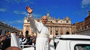 Papst Leo XIV. fährt vor der Eröffnungsmesse seines Pontifikats in seinem Papamobil über den Petersplatz im Vatikan.