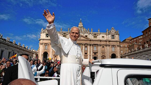 Papst Leo XIV. fährt vor der Eröffnungsmesse seines Pontifikats in seinem Papamobil über den Petersplatz im Vatikan.