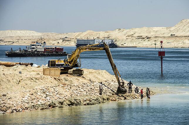 Ein Aufnahme des Suez Kanals, Stand 29. Juli 2015. Bauarbeiter und große Baumaschinen arbeiten noch auf Hochturen. Der Kanal soll auf ...