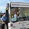 Seit Montag müssen Bahnreisende zwischen Lindau und Friedrichshafen auf den Bus umsteigen. Für Fahrgäste mit viel Gepäck, Fahrrädern ...