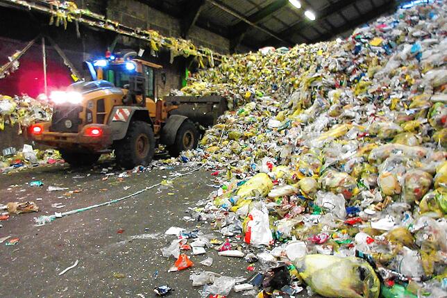 Haufenweise Verpackungsmüll: Bei der Firma Vogt landen Gelbe Säcke aus dem ganzen südbadischen Raum.