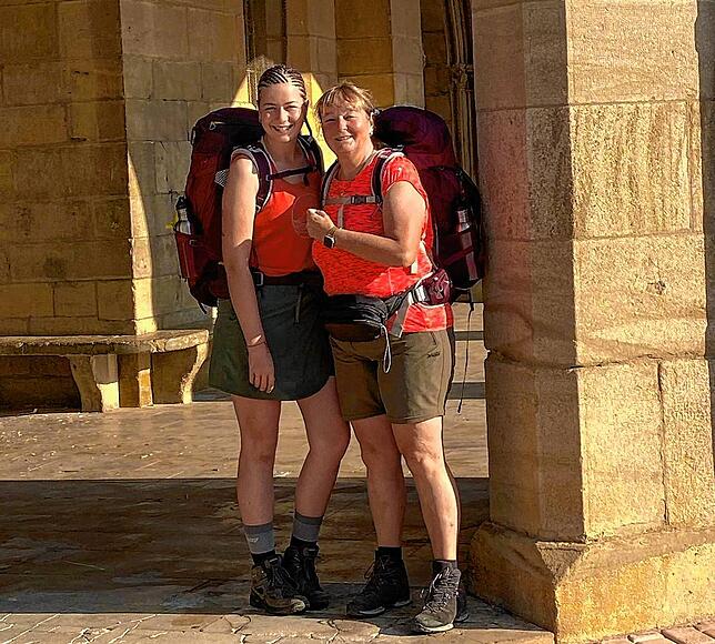 Leonie (links) und Beatrix Amann an der Kirche San Juan in Obanos.
