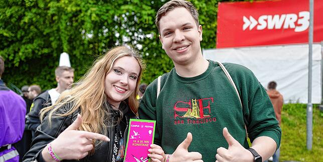 Sie gehören zu den ersten, die es auf das Festivalgelände geschafft haben: Christina Preti und Niclas Reuter aus Meersburg.