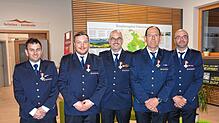 Für langjährigen Feuerwehrdienst ehrte das Land (von links) Karl Kaiser, Timo Burgert, Armin Spitz, Rudolf Schmidt und Manuel Albiez. ...