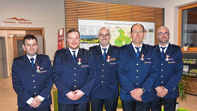 Für langjährigen Feuerwehrdienst ehrte das Land (von links) Karl Kaiser, Timo Burgert, Armin Spitz, Rudolf Schmidt und Manuel Albiez. ...