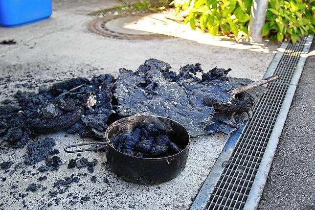 Das verkohlte Grillgefäß: Dank Elias Willibalds Einsatz musste die Daisendorfer Feuerwehr nur noch nachlöschen.