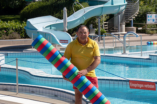 Schwimmmeister Wolfgang Kromer hat stets die Sicherheit aller Badegäste im Blick und sorgt vor und nach der Beckenaufsicht für Ordnung ...
