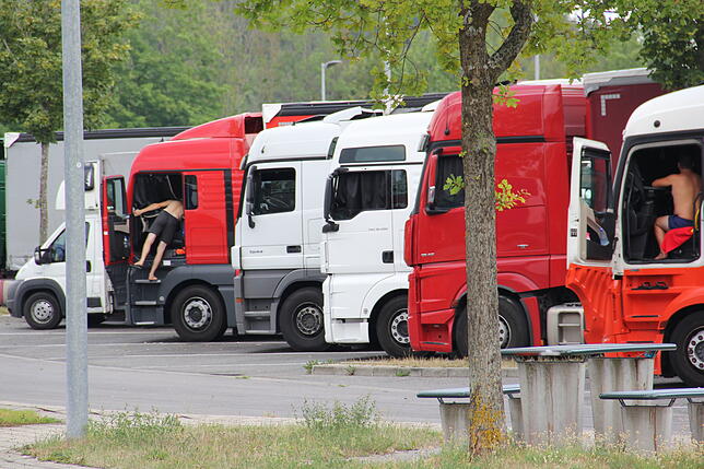 Bild 6: Dosensuppe, Tankstellen-Flair und Sehnsucht nach daheim: Ein Sonntag unter Lastwagenfahrern auf einer Raststätte im Hegau