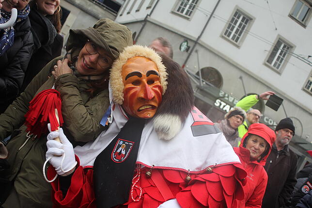 Bild 26: Hästräger und Guggenmusiker aus VS beim Narrentreffen in Fribourg am Sonntag (2)
